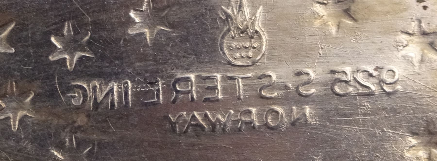 Pair of mid 20th century silver horseshoe napkin rings, hallmarked Francis Howard Ltd, Sheffield 1959, in velvet and silk lined fitted case, together with a Norwegian silver open salt, in the form of a Viking long boat, stamped 925 S Sterling Norway to base, with Norwegian silver salt spoon, stamped Sterling Norway and blue glass liner, H4.4cm, approximate weighable silver 2.5 ozt (77.6 grams)