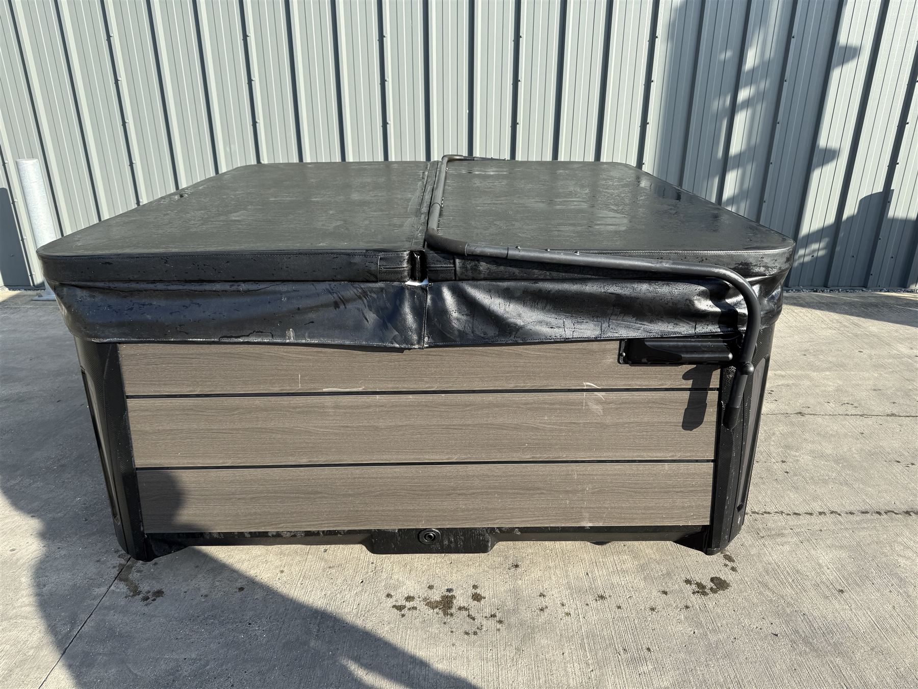 Platinum Spas Santorini 846A 6 person hot tub, with five seats and a lounger,  52 multiple jets, 7.3kw, 32 Amp, with hinged cover in full working order.

https://e.issuu.com/embed.html?backgroundColor=%23000000&d=platinum_brochure_uk_2023_v5_lr&hideIssuuLogo=true&hideShareButton=true&u=superiorwellness