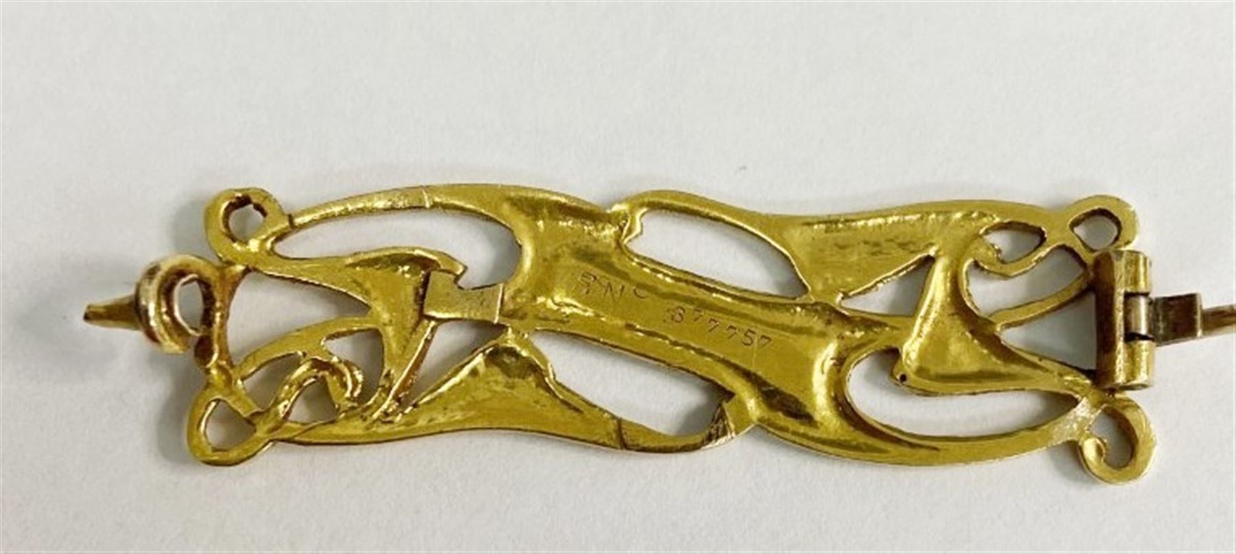 Art Nouveau 17ct gold open work bar brooch, the back engraved Rd No. 377757