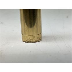 Five Parker fountain pens with gold caps, to include 65 Consort Insignia with rolled cross hatch gold cap, two Parker 51 fountain pens in burgundy with 12ct rolled gold caps, together with two further 51 examples in blue and black, all with stamped lids