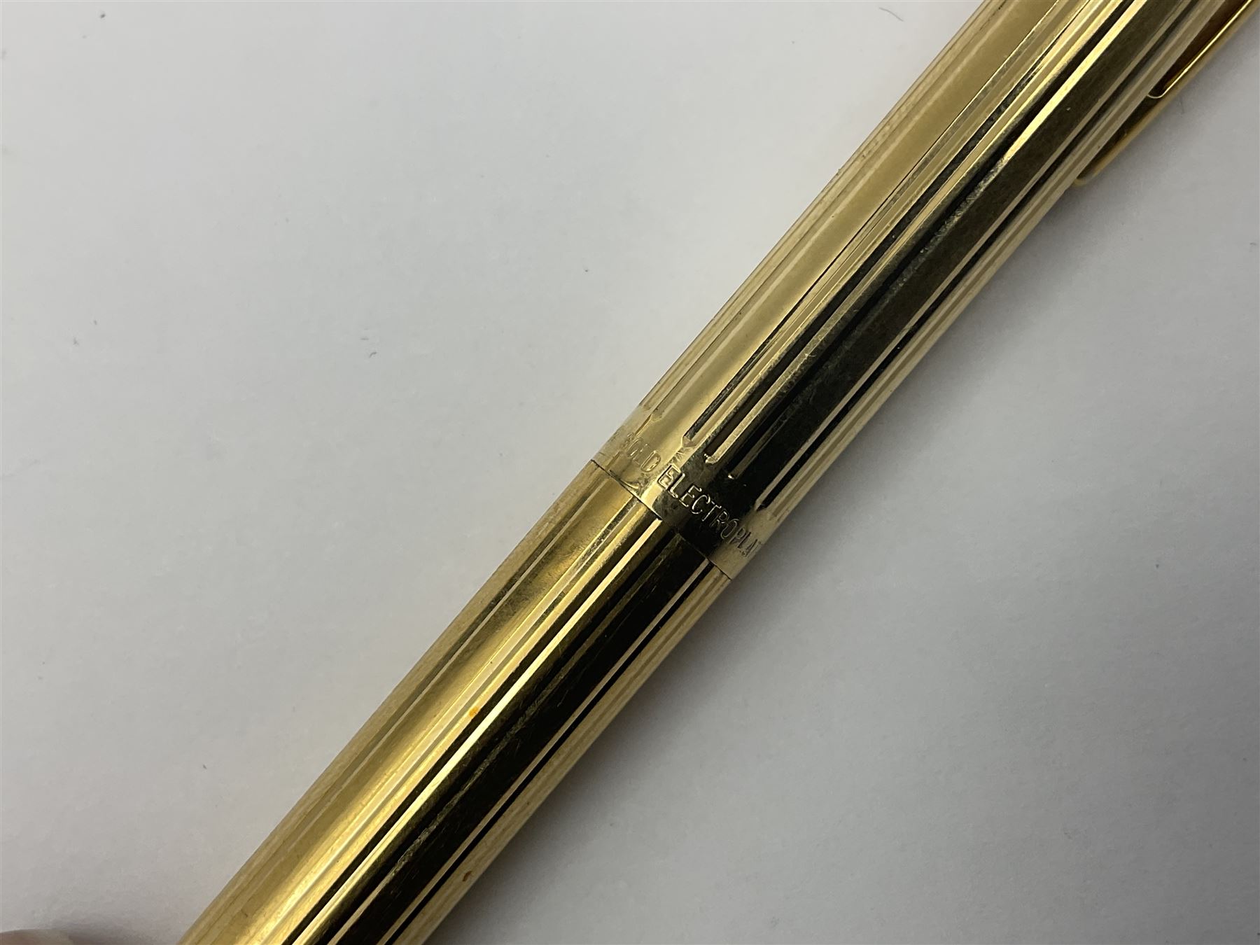 Sheaffer Triumph Imperial fountain pen, the gold plated barrel with fluted stripe design and gold nib stamped 14K 585, together with a Sheaffer Targa slimline fountain pen with gold plated barrel similarly decorated with gold nib stamped 14K 585, ballpoint pen and propelling pencil, each with a fluted gold plated barrel, largest L13.5cm (4)
