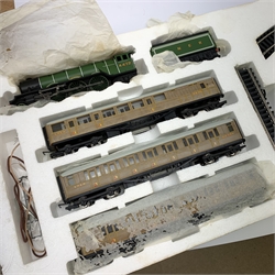 Hornby '00' gauge - Flying Scotsman electric train set with Class A3 4-6-2 locomotive 'Flying Scotsman' No.4472, tender and four teak style passenger coaches, boxed