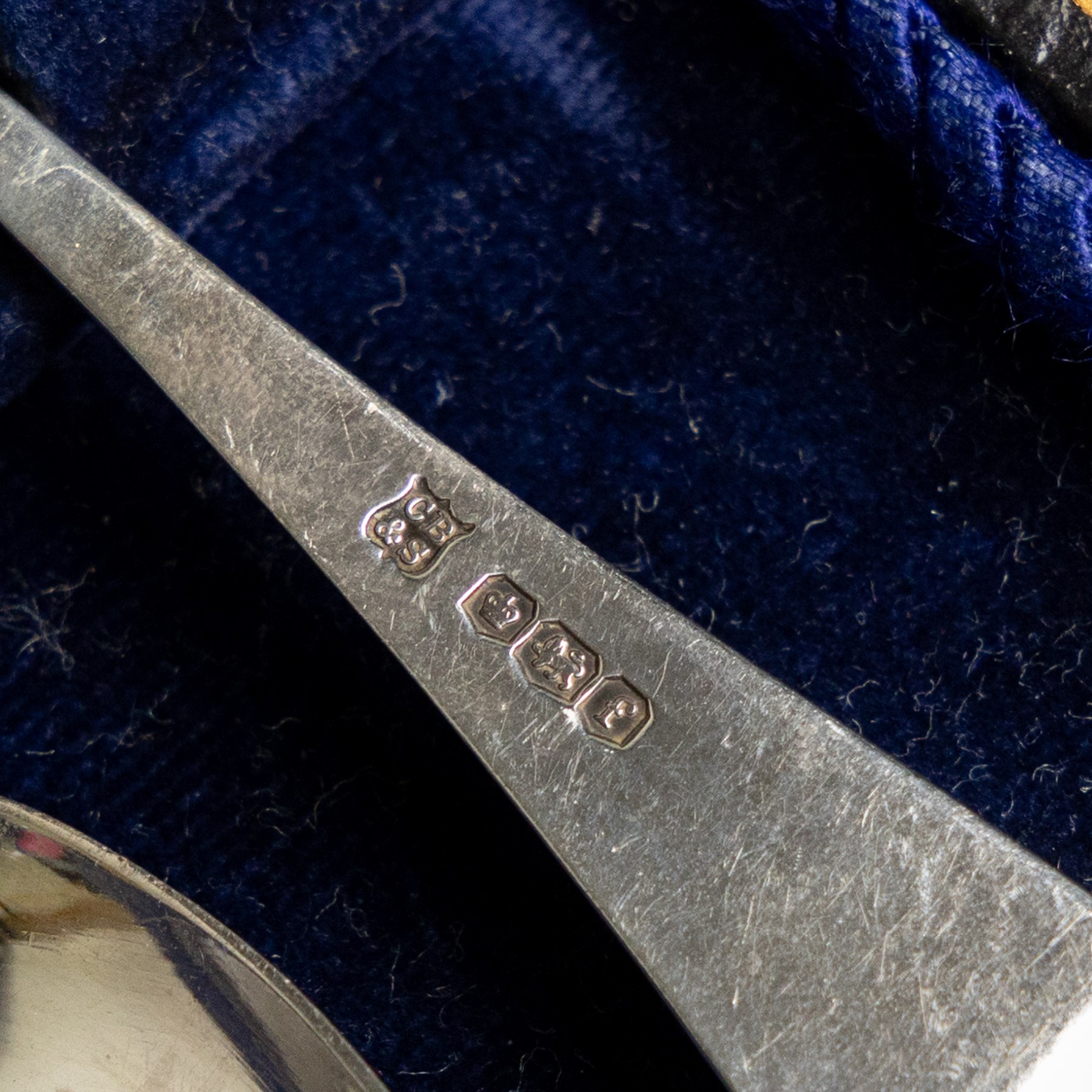 Set of six 1920s silver teaspoons and pair of sugar tongs, each decorated in relief with the Durham Cathedral sanctuary knocker and with rattail bowls, hallmarked Cooper Brothers & Sons Ltd, Sheffield 1923, contained within a fitted case
