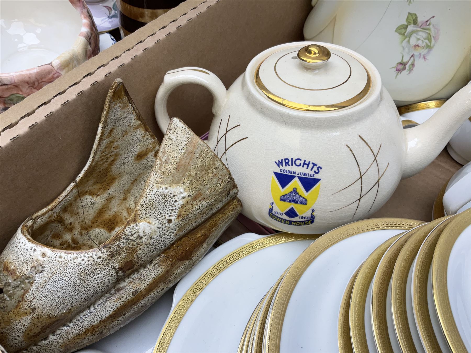 Quantity of Victorian and later ceramics to include Vohenstrauss Bavaria Johann Seltmann tea and dinner wares, pair of Lichte GDR lidded vases, Fapodel lidded vase etc