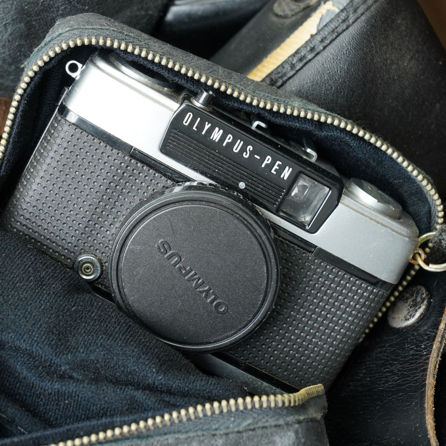  Collection of vintage cameras, binoculars and postcards