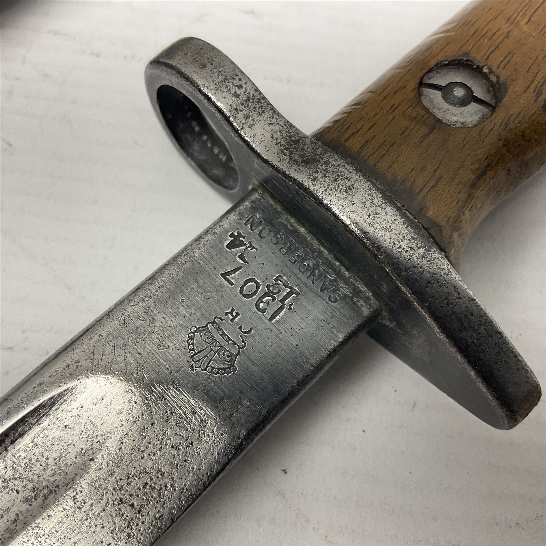 WW1 British pattern 1907 bayonet in polished condition with 43cm fullered steel blade by Sanderson, various marks to ricasso including date 12-14; in steel mounted leather covered scabbard L58cm overall