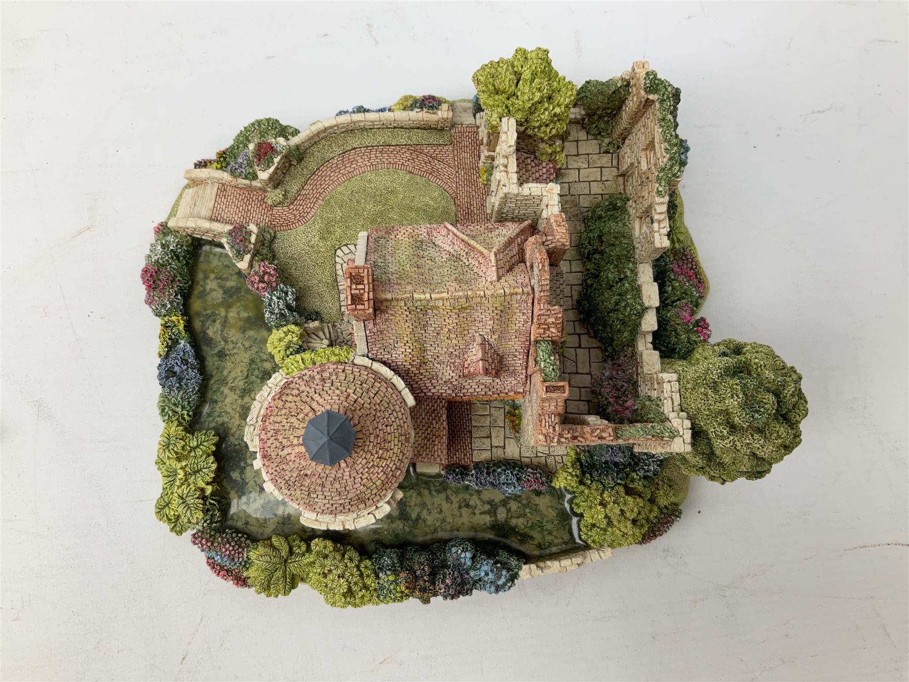 Lilliput Lane 'Scotney Castle Garden' special edition model