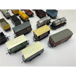 Various makers ‘00’ gauge - large quantity of rolling stock to include boxed Mainline, Graham Farish and Wrenn examples; loose examples to include Hornby, Tri-Ang, Joeuf etc 