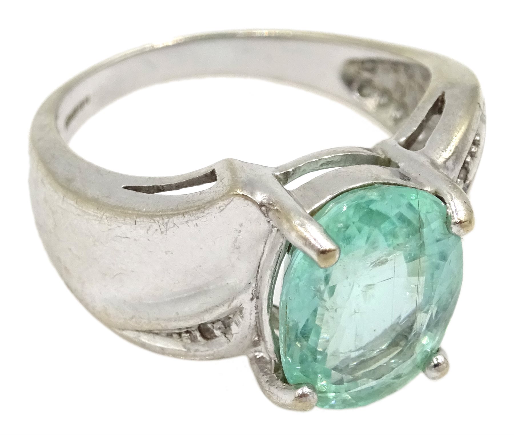 18ct white gold oval paraiba tourmaline, with diamond chip shoulders, Birmingham 2006