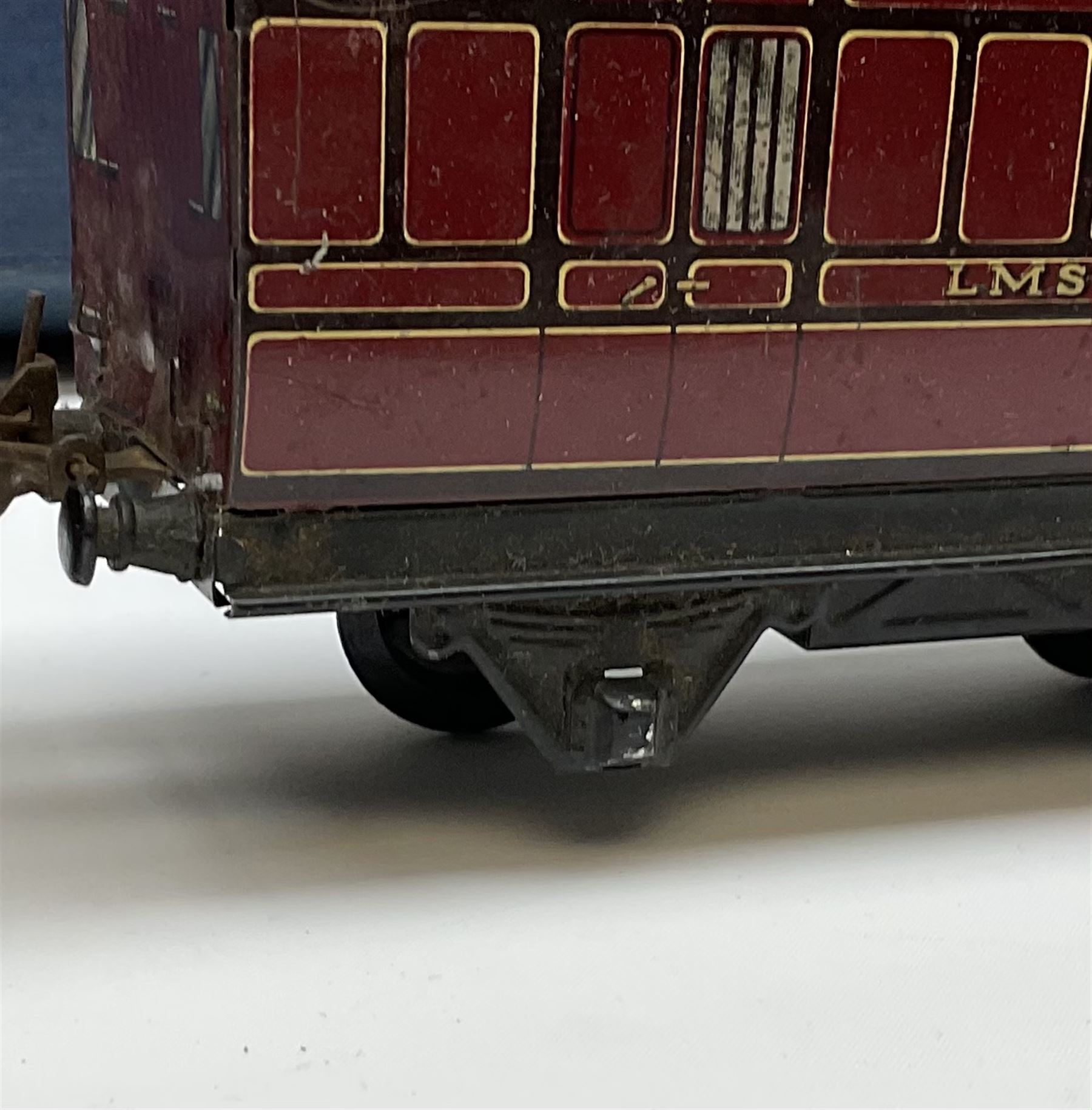 Hornby '0' gauge - Passenger Set No.21 with clockwork No.20 type 0-4-0 tender locomotive No.60985, two coaches and track, boxed; and Tank Passenger Set No.101 for spares or repair with clockwork No.101 type 0-4-0 tank locomotive No.2270, three coaches and track, boxed (2)