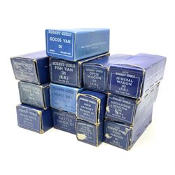 Hornby Dublo - thirteen D1/D2 wagons com