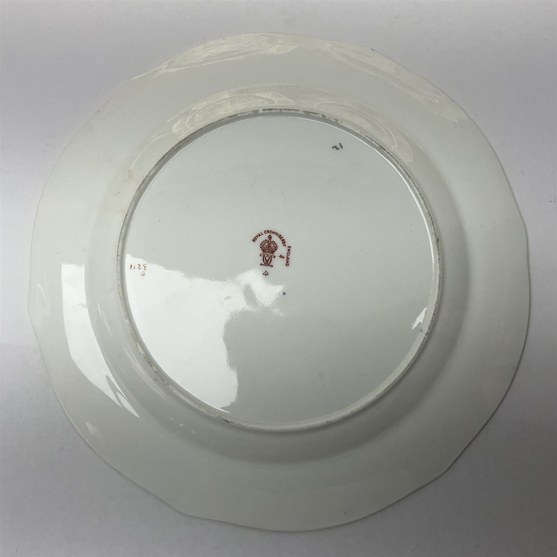 20th century Royal Crown Derby Imari 1128 pattern plates, comprising four side plates and three smaller examples, with printed and painted marks beneath, including illustration date codes for 1918 and 1920, and Roman numeral date code for 1979, larger examples D18cm, smaller D15cm, (7)
