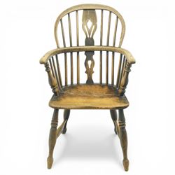 19th century low back elm Windsor armchair, hooped back with pierced central splat and radiating spindles, shaped arm bow over saddle seat, on turned supports