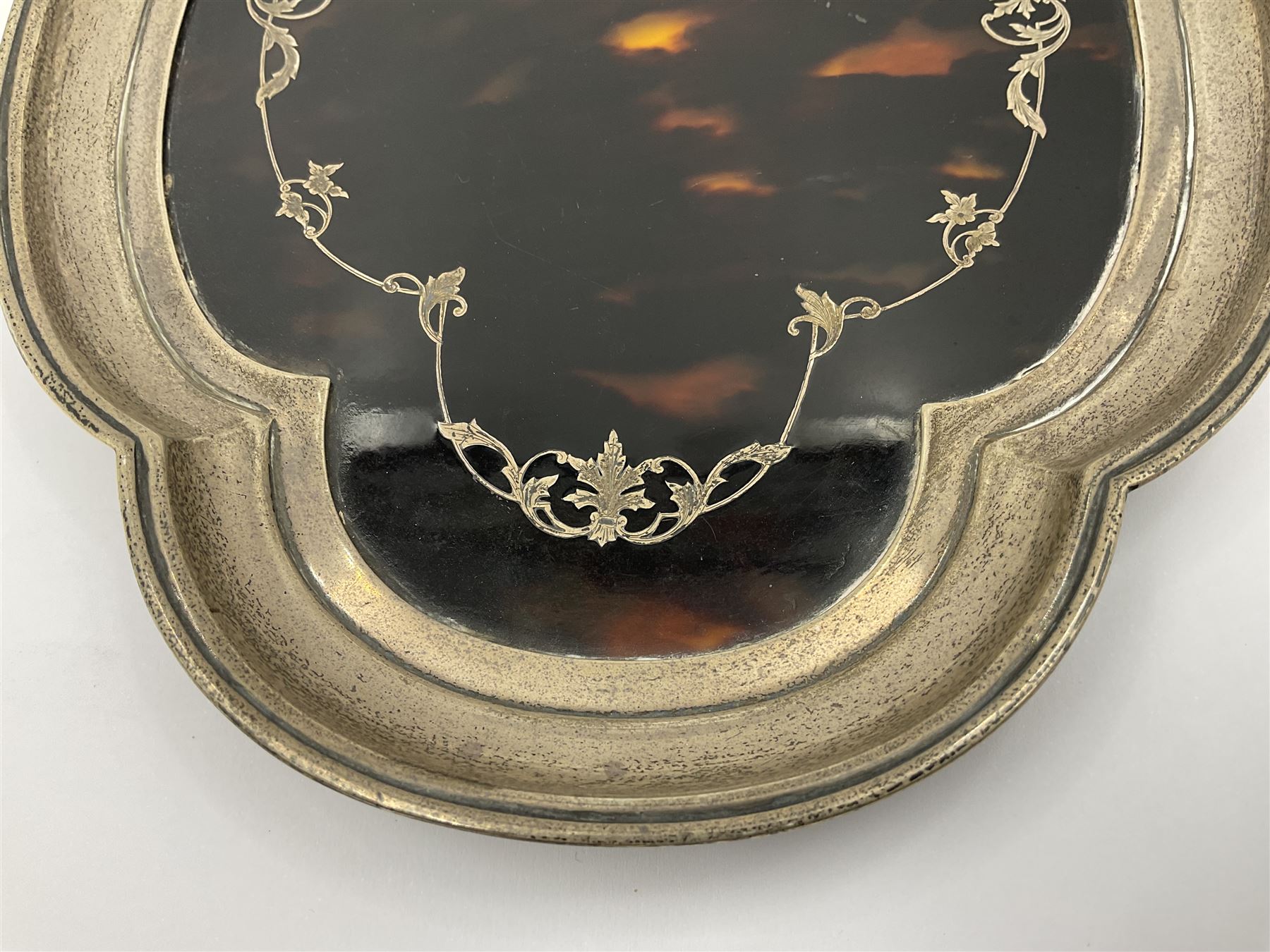 1920's silver and tortoiseshell dressing table tray, of quatrefoil form, the lobed silver edge encasing a tortoiseshell center with silver acanthus detail, hallmarked Elkington & Co Ltd, Birmingham 1921, L25cm W18cm