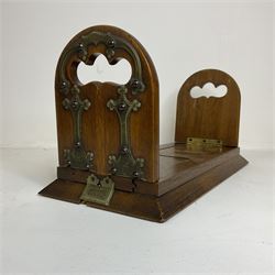 Victorian Betjemann oak book slide, of typical form, the curved hinged and sliding supports with mounted brass Gothic strapwork, stamped Betjemann's Patent 18026, H16.5cm W34cm D15cm