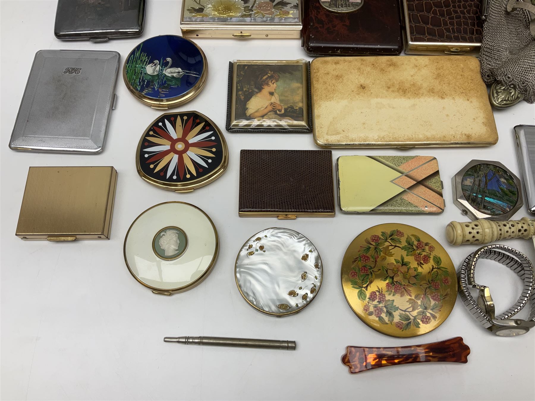 Vintage compact mirrors, including Stratton examples, together with cigarette cases, EPNS hand mirror, Cavalier Blanc De Blancs Brut white wine, 75cl, 10.5% vol and a collection of other collectables