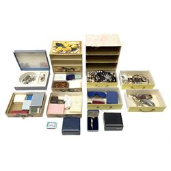 9ct gold leaf brooch, hallmarked, silver jewellery and a collection of costume jewellery, wristwatches and jewellery boxes 