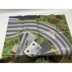 Hornby '00' gauge - Flying Scotsman boxed electric train set with No.4472 'Flying Scotsman' locomotive, three coaches and accessories