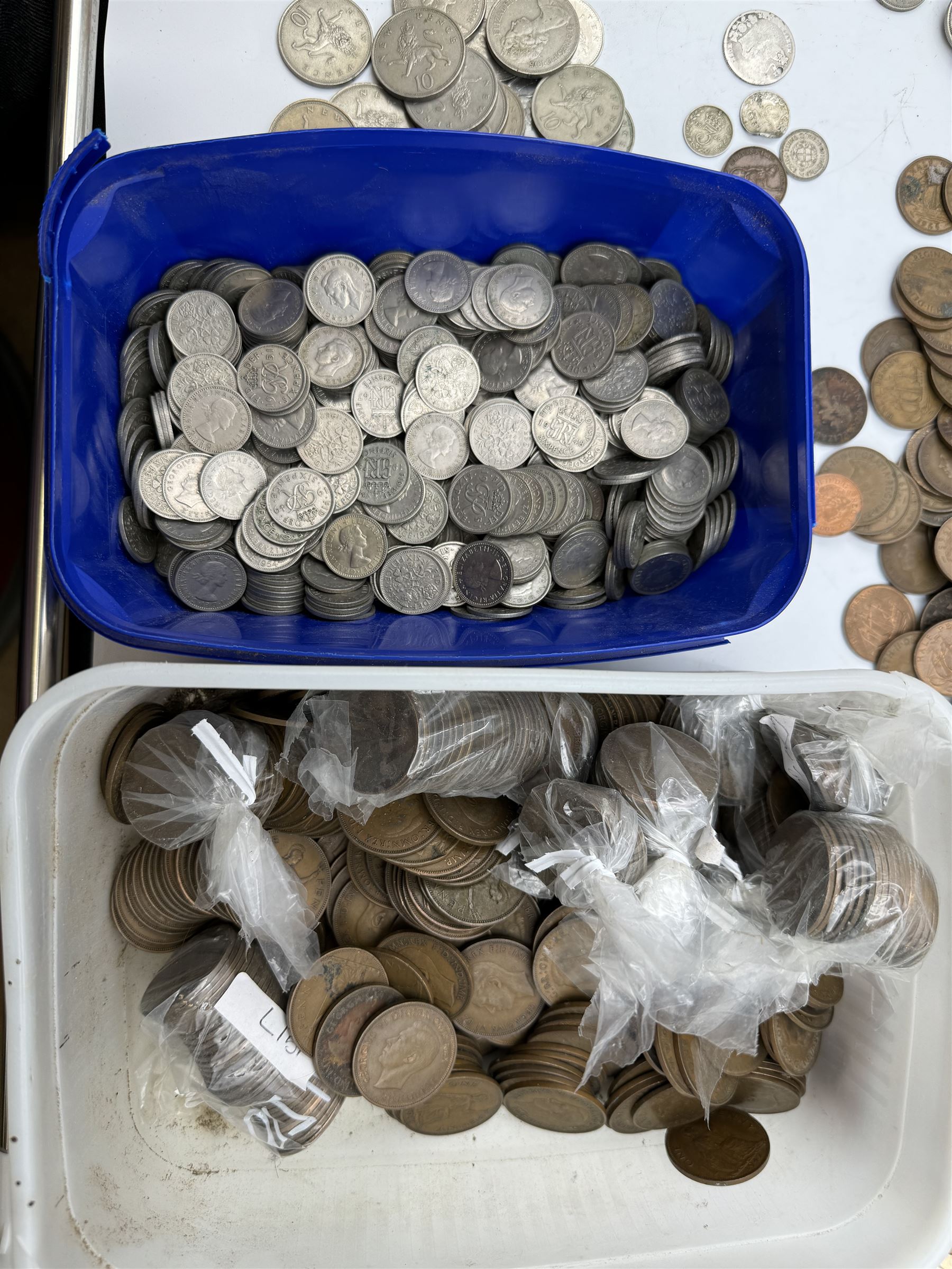 Mostly Great British pre-decimal coinage, including halfpennies, pennies, brass threepences, sixpence pieces, one shillings, two shillings and half crowns, small number of pre 1947 silver coins, small number of World coins etc