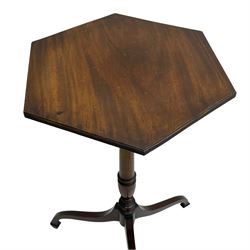 Fine Georgian design mahogany pedestal table, hexagonal top with reeded moulded edge, raised on a slim turned vasiform column with splayed tripod base and spade feet