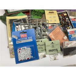 '00' gauge layout accessories - Langley Miniatures Footbridge kit, wagon kits by Nu-Cast, Colin Ashby, Slaters etc, layout chippings, fencing, sprues of figures and accessories, switches and motors, Peco Lectrics, name plates, transfers etc; most boxed or packaged