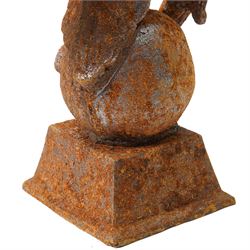 Pair of cast iron horse heads, H46cm (2)