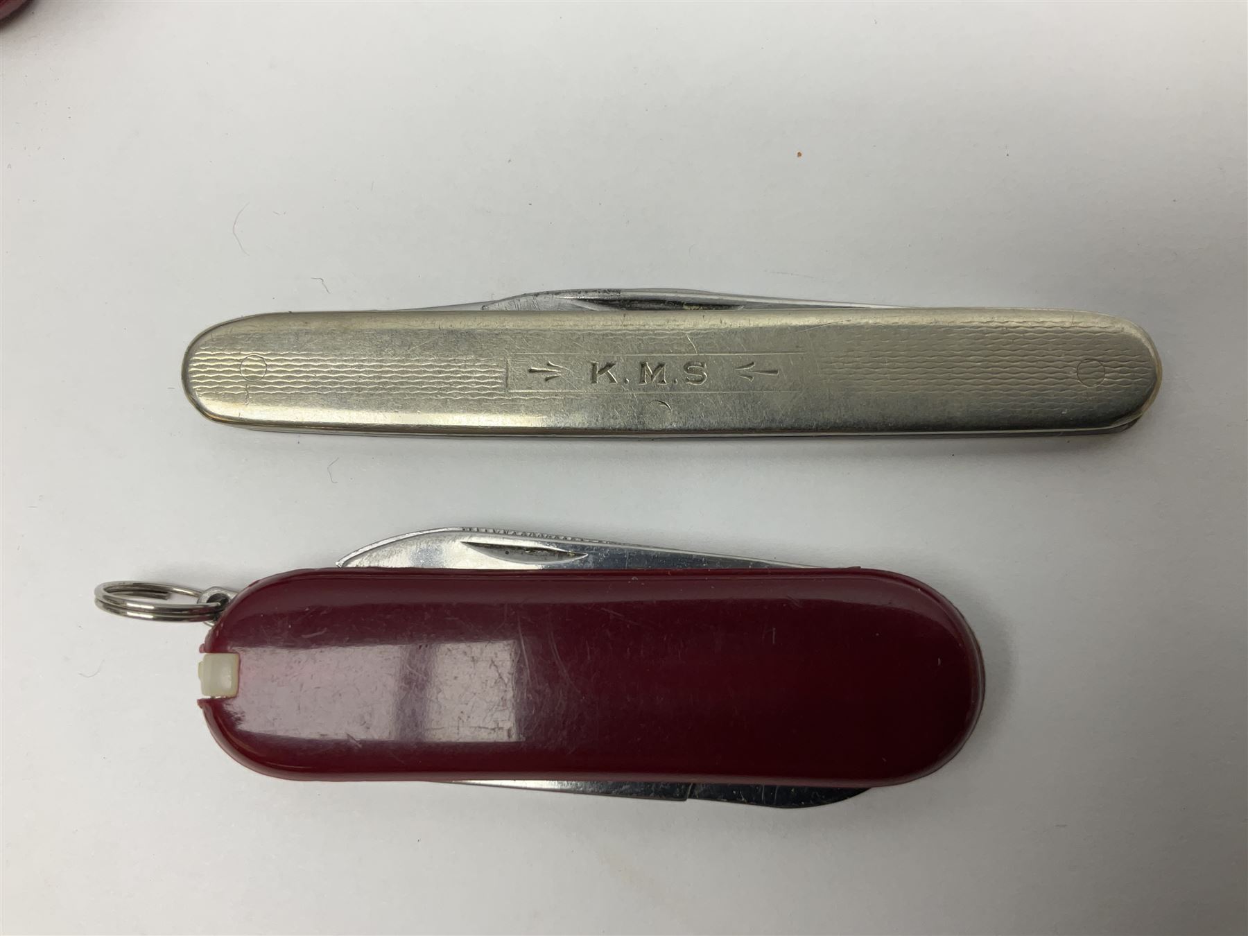 Fifteen folding/pocket knives including Swiss Army type knives with various number of blades, British army jack knife by J.H. Thompson Sheffield dated 1955 with broad arrow, promotional etc (15)