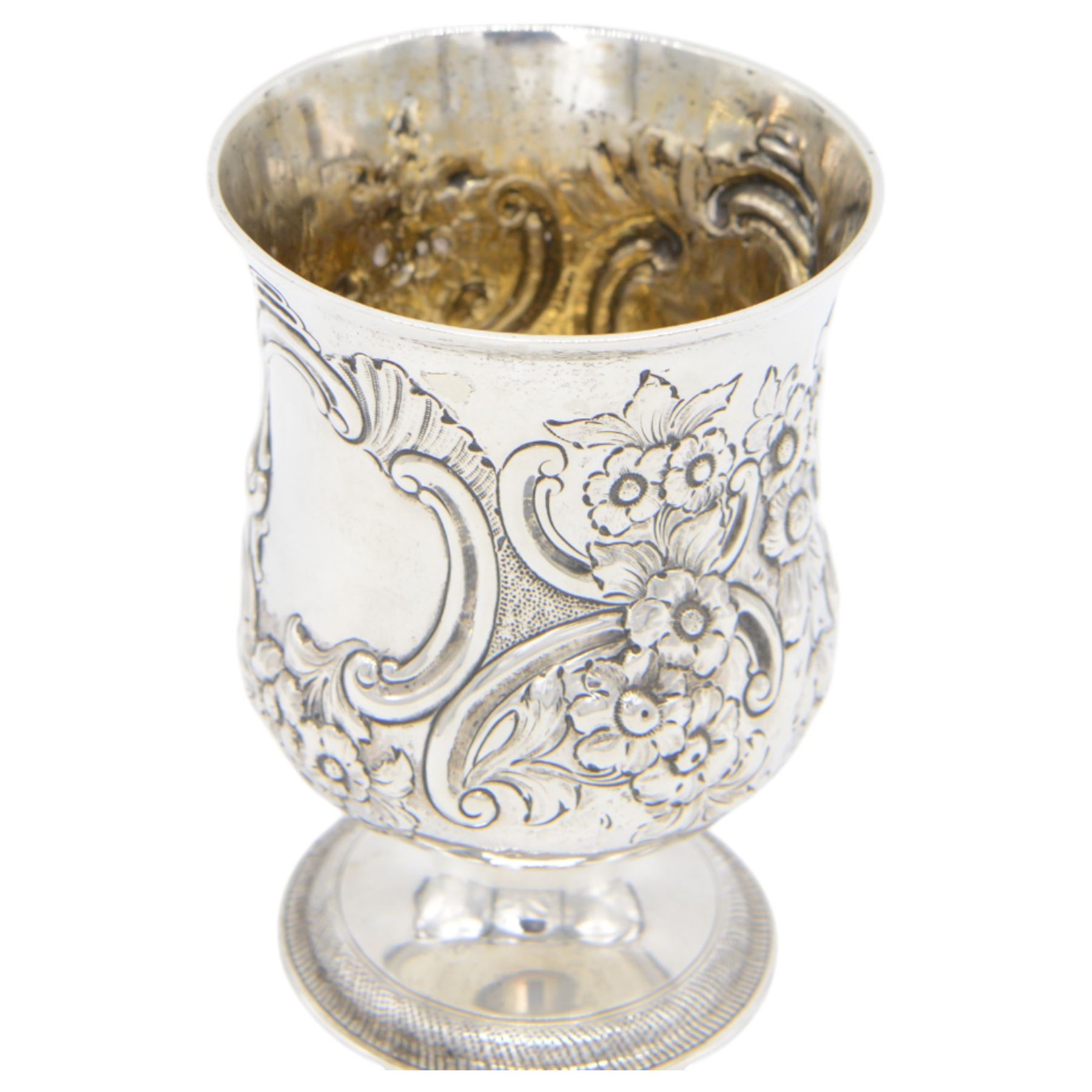 George III silver cup of circular form, embossed with scrolling and floral decoration, upon circular foot, hallmarked John Denzilow, London 1784, H13cm