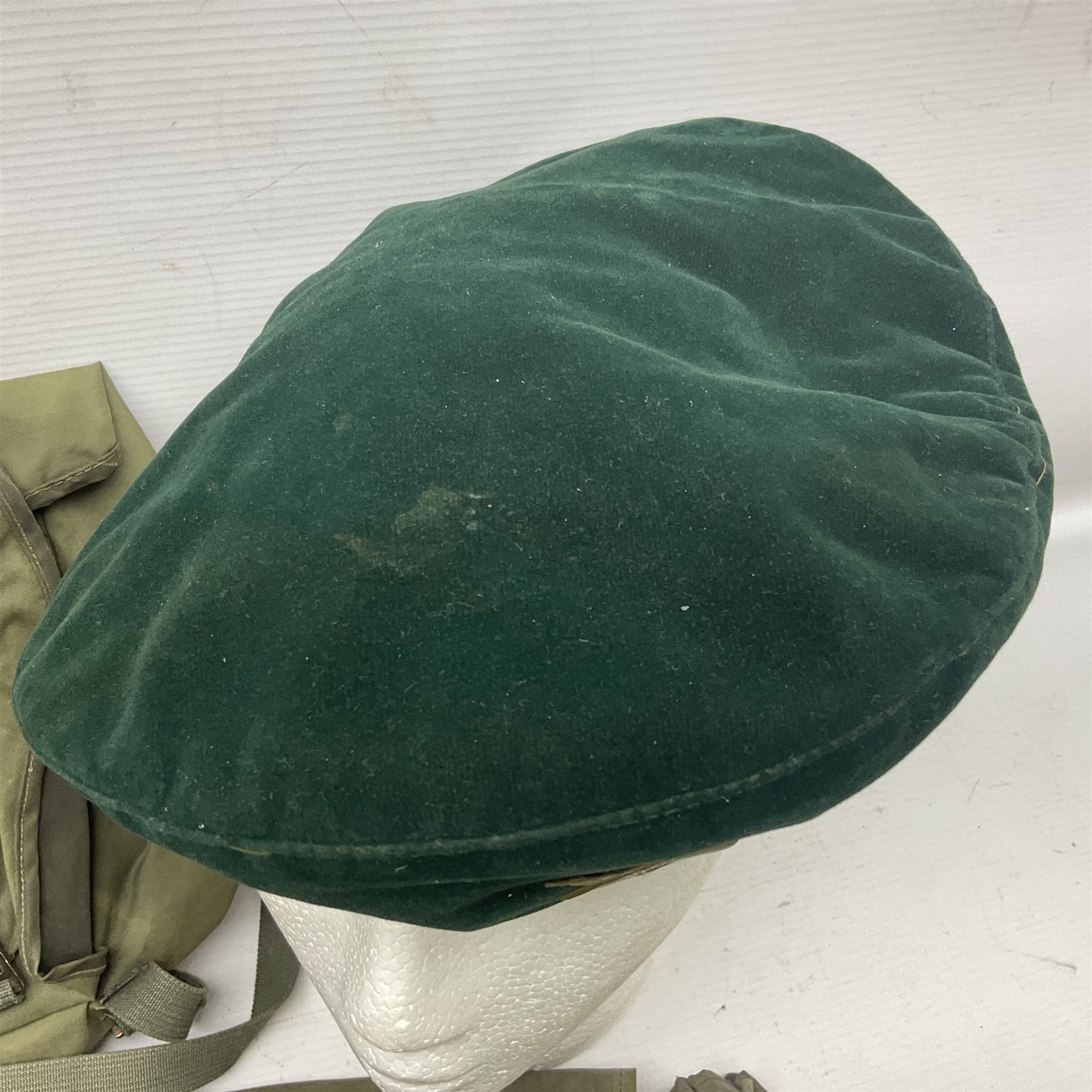 Falklands War - Argentine Special Forces beret with metal badge reputedly taken at Goose Green May 28th 1982 by Cpl. Hudson attached to 2 Para; together with an Argentine Gas Hood (2)