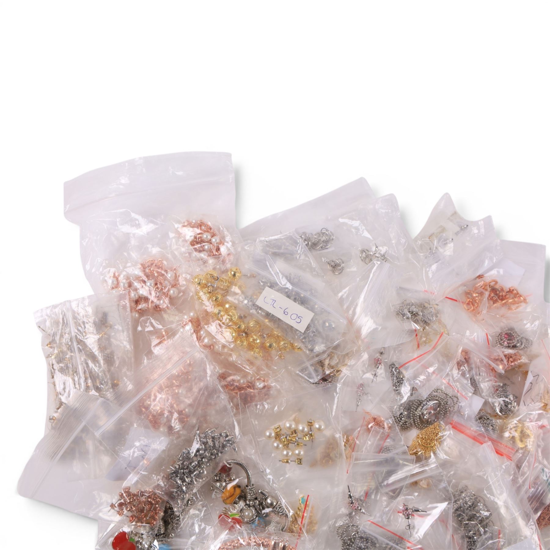 Quantity of costume jewellery, including stud earrings, pendant necklaces, bracelets and bangles etc