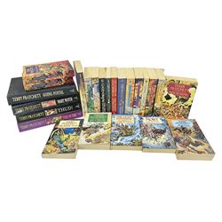 Collection of books by Terry Pratchett, of mostly Discworld interest, to include hardback edition of Going Postal, and further books such as Men at Arms, Sourcery, Small Gods etc 