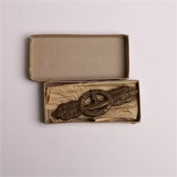 WWII German Kriegsmarine U-Boat combat clasp in bronze by Schwerin Berlin, with the original horizontal pin and catch fixing, makers mark to the reverse “ENTWURF PEEKHAUS AUSF SCHWERIN BERLIN 68” in original packaging
