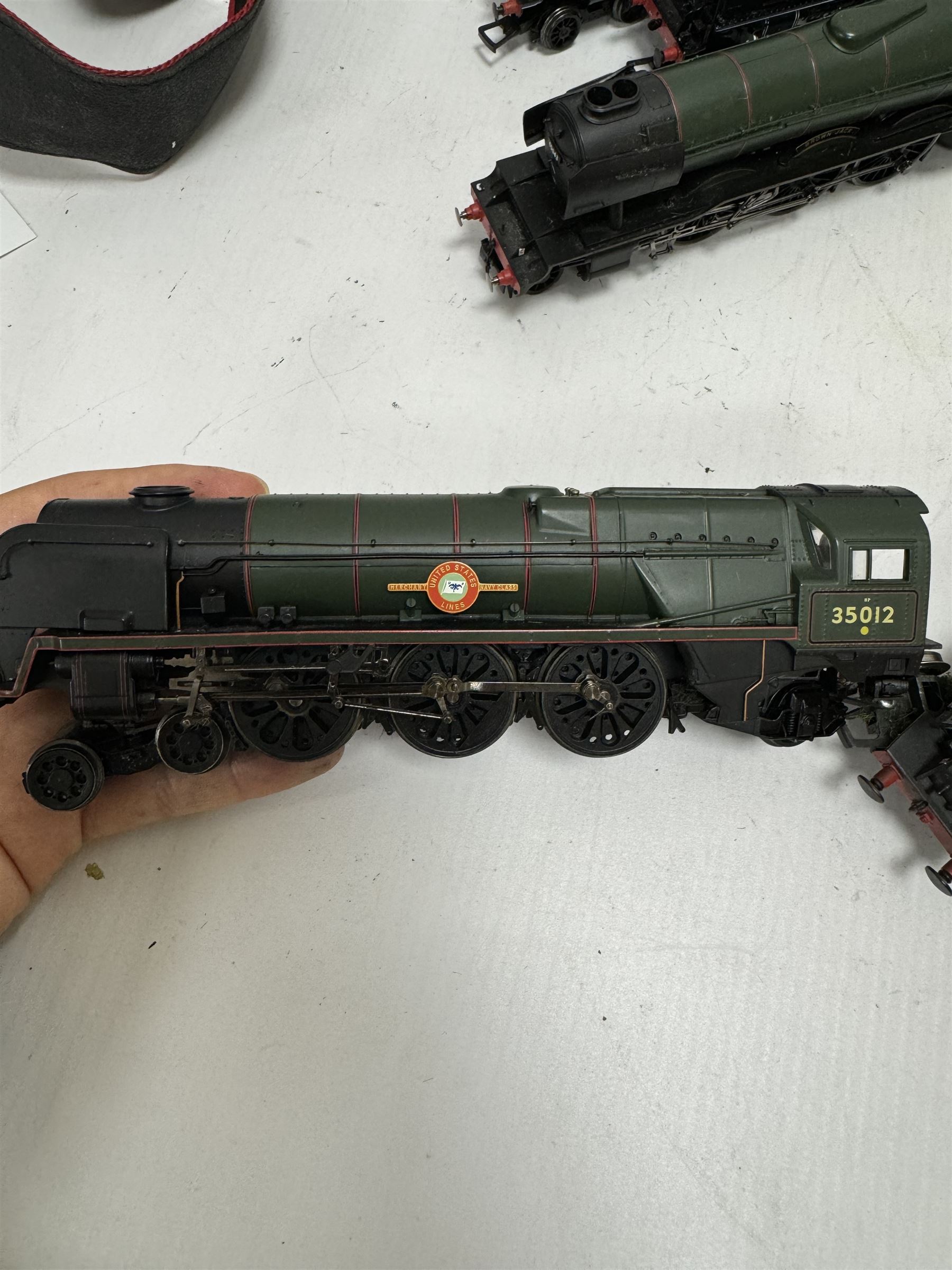 Twelve '00' gauge steam locomotives and tenders, by various makers including Bachmann, Mainline and Hornby etc, all unboxed