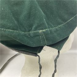 Falklands War - Argentine Special Forces beret with metal badge reputedly taken at Goose Green May 28th 1982 by Cpl. Hudson attached to 2 Para; together with an Argentine Gas Hood (2)