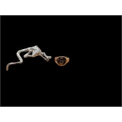 Chinese 9ct gold signet ring, together with a silver lizard brooch