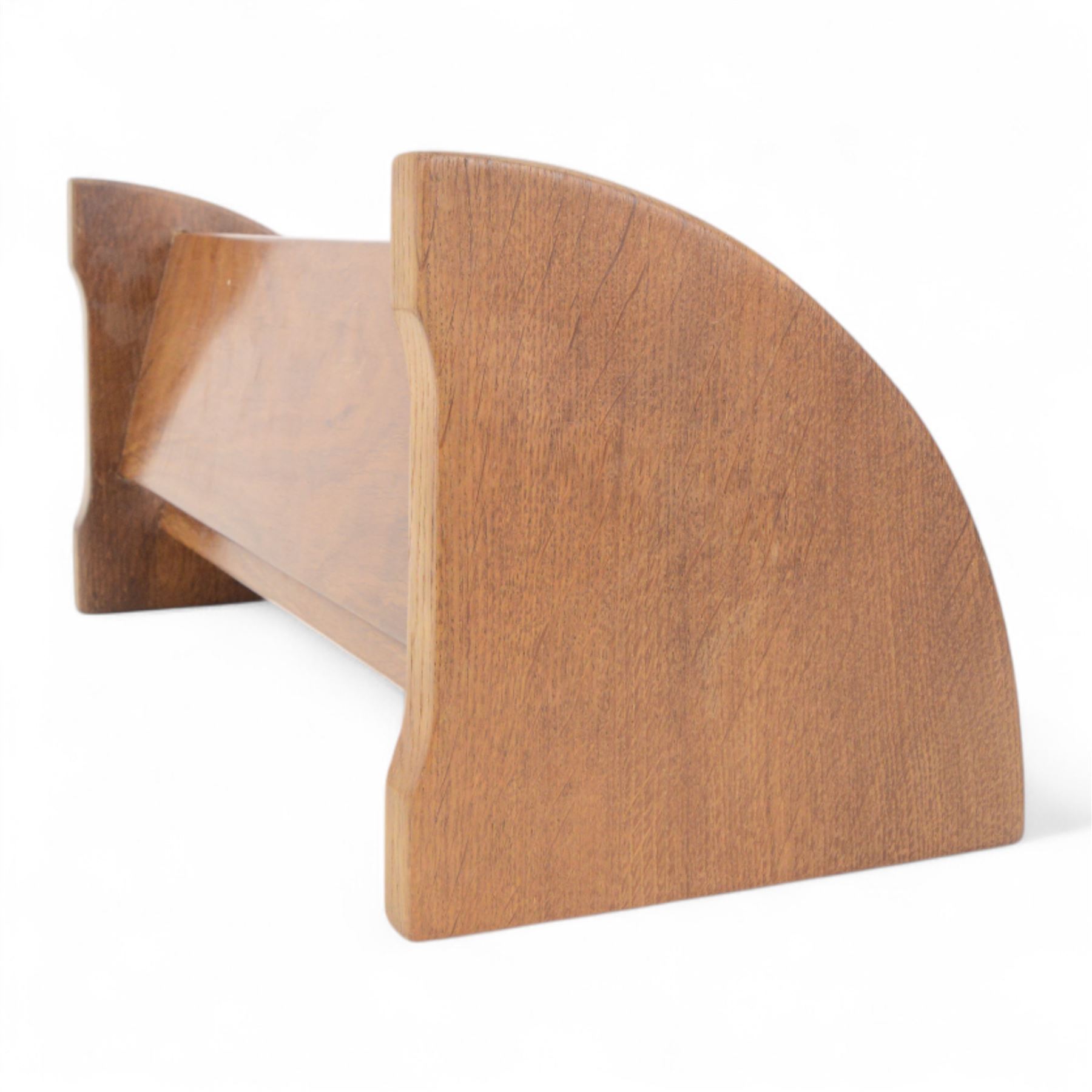 Mouseman oak book trough with carved mouse signature, by Robert Thompson of Kilburn, H21cm W45.5cm D20cm