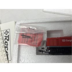 Roco 'N' gauge - 23259 BR 290 German Diesel locomotive and 25307 flat wagon with two containers; both boxed; and two Arnold 'N' gauge passenger coaches Nos.3202 and 3825; both boxed (4)