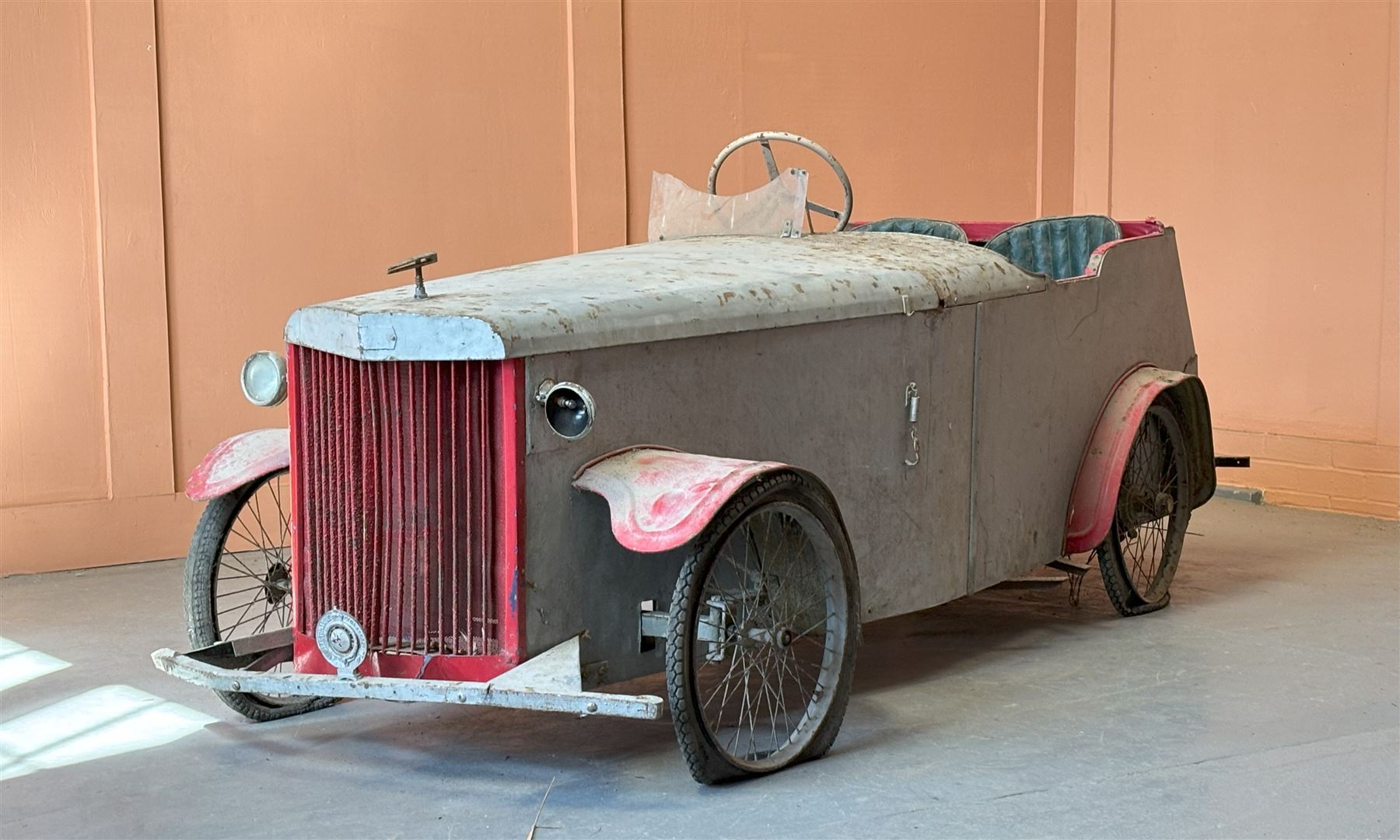 1930's open top two seater electric cycle sports car, in barn find condition, powered by 12v batteries and an electric motor. N.B. There is photographic evidnce to suggest this car was previosuly road registered with 'DMT8' liscence plate. L270cm, W100cm.  - COLLECTION BY APPOINTMENT FROM: The White House, Thirsk Road, Easingwold, York, YO61 3NF - CALL 01723 507111 TO ARRANGE