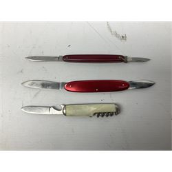 Twenty-nine pocket knives including commemorative and advertising examples, Richards of Sheffield single blade folding knife etc