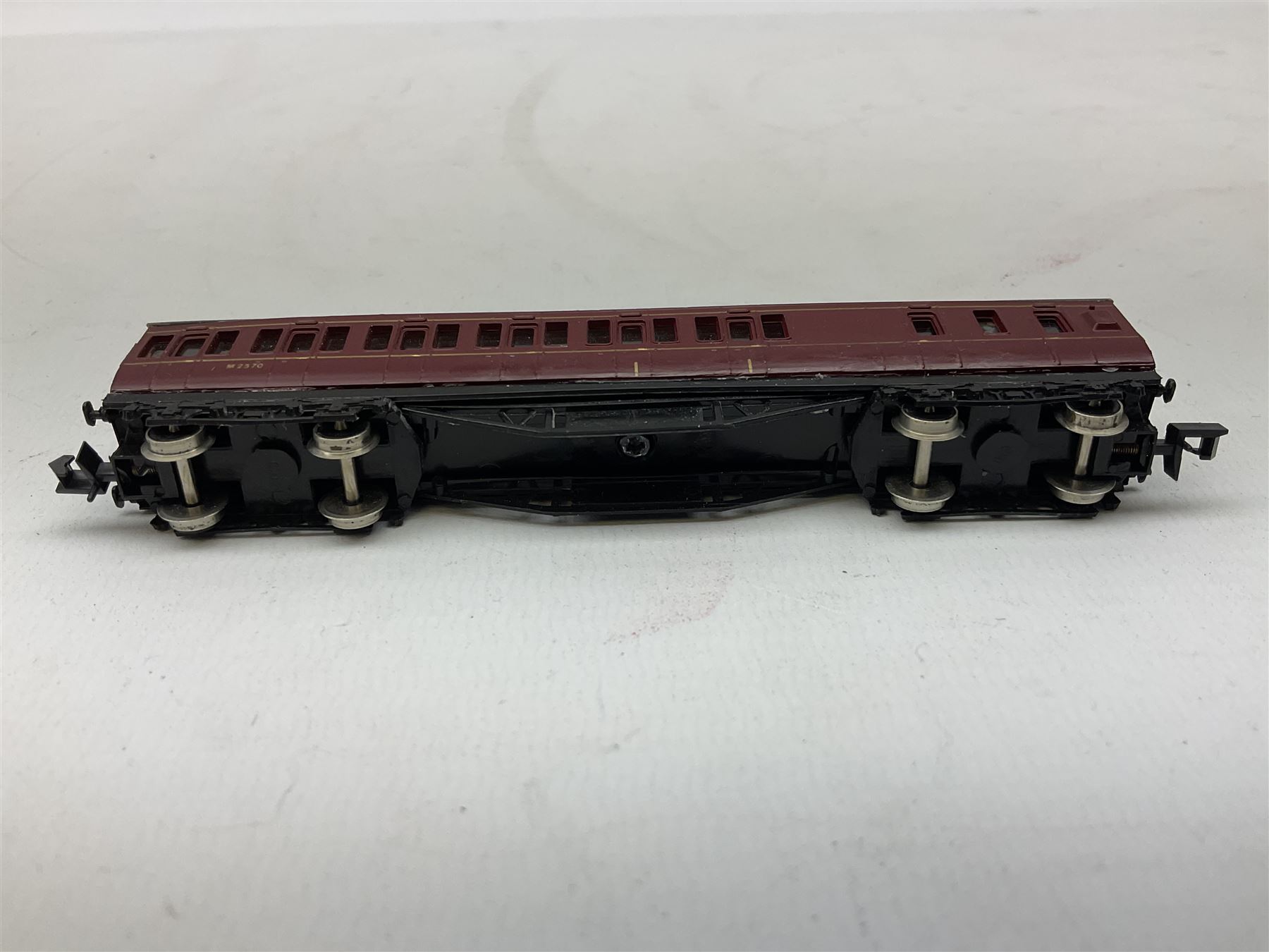 Graham Farish by Bachmann 'N' gauge - Stanier composite first & second coach, Stanier brake second coach, MK1 suburban composite coach and suburban 57ft brake end coach and four wagons (6)