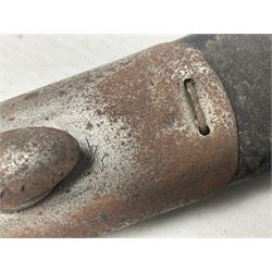 WW1 British 1907 pattern bayonet, the 43cm single edged fullered blade stamped to the ricasso with a crown GR cypher 1907 8 15 Sanderson, with various ordnance marks verso, two piece walnut grip, pommel stamped 1HLI 354; in steel mounted leather scabbard stamped 140 to the throat L57cm overall