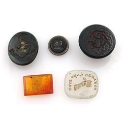 Collection of Georgian, Victorian and later loose intaglios including bloodstone, carnelian, aventurine and glass examples, depicting flowers, crests, Masonic symbols, figures, animals, lion heads etc, one inscribed ‘tis gone with its thorns and it’s roses 1806’ 