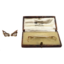 9ct gold riding crop brooch, retailed by Waddinton & Son boxed and a pair of 9ct gold clip on earrings, hallmarked 