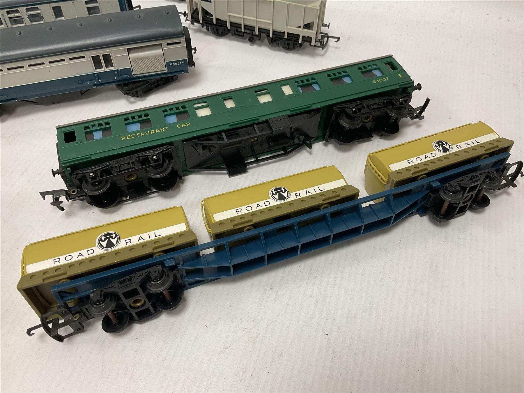Hornby/Tri-Ang ‘00’ gauge - eight various coaches and eighteen goods wagons; all unboxed (26)