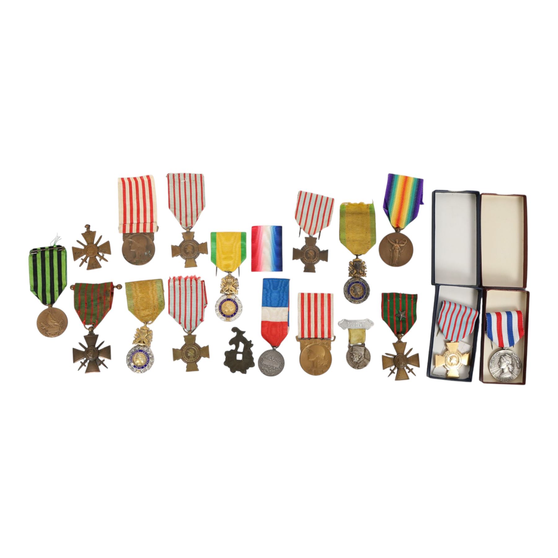 Collection of French medals, including Victory medal, Croix De Guerre, Croix Du Combattant, Commemorative medal etc  