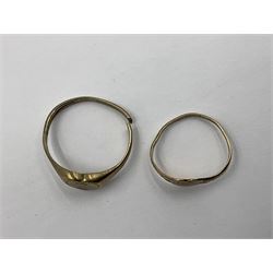 Four 9ct gold rings, to include cubic zirconia wishbone ring, single stone cubic zirconia ring and two heart design signet rings