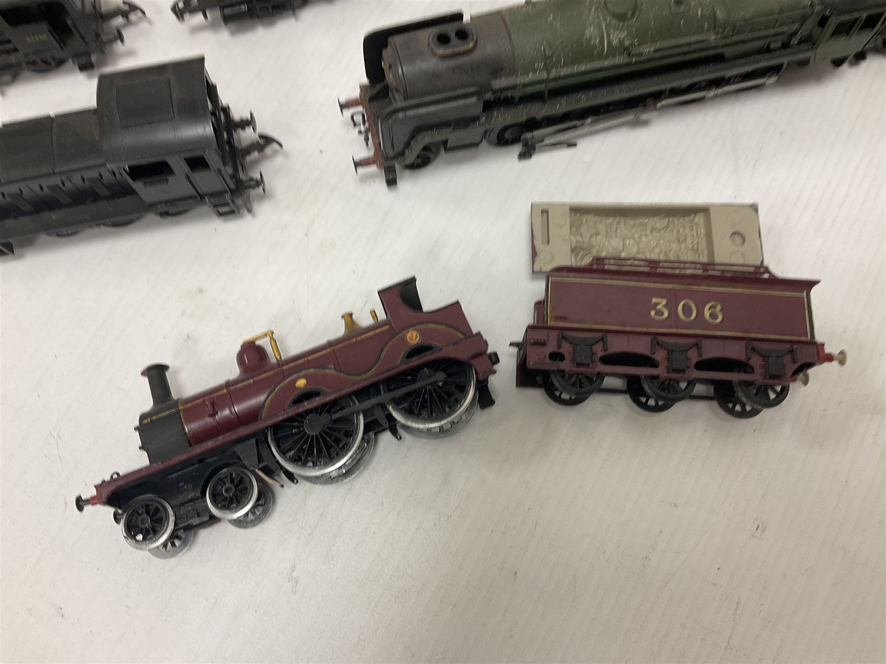 ‘00’ gauge - Airfix locomotive model kits comprising series 4 City of Truro kit and empty series 4 box, series 4 Mogul, two series 4 Harrow kits, all boxed; together with Rosebud Kitmaster Stirling kit and quantity of loose plastic locomotives and tenders from Airfix, Kitmaster, Ratio etc 