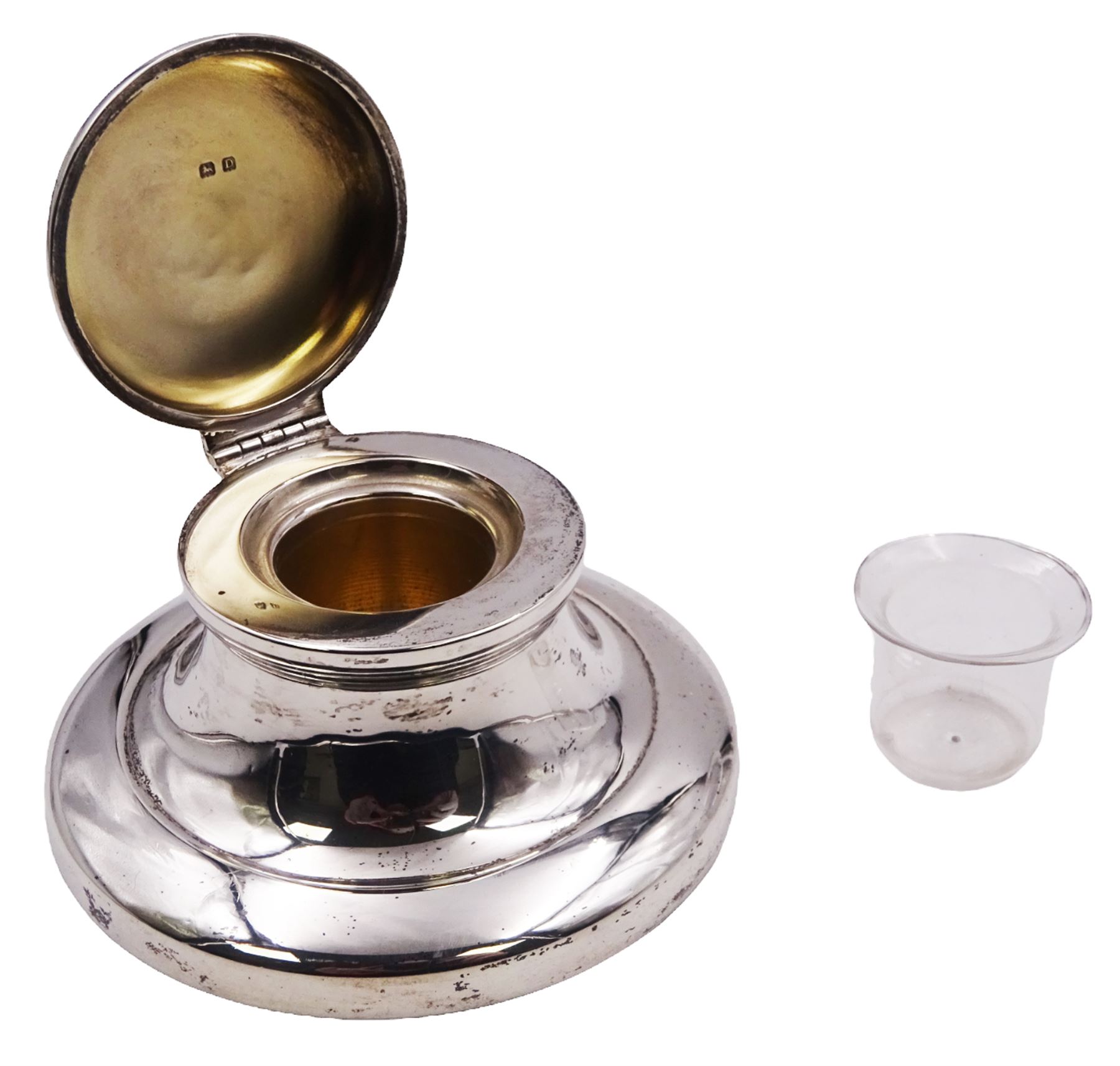 1920's silver mounted capstan inkwell, of typical plain form, the hinged cover lifting to reveal a gilt interior and removable clear glass inkwell, hallmarked Mappin & Webb Ltd, Birmingham 1928, H5cm base D10cm