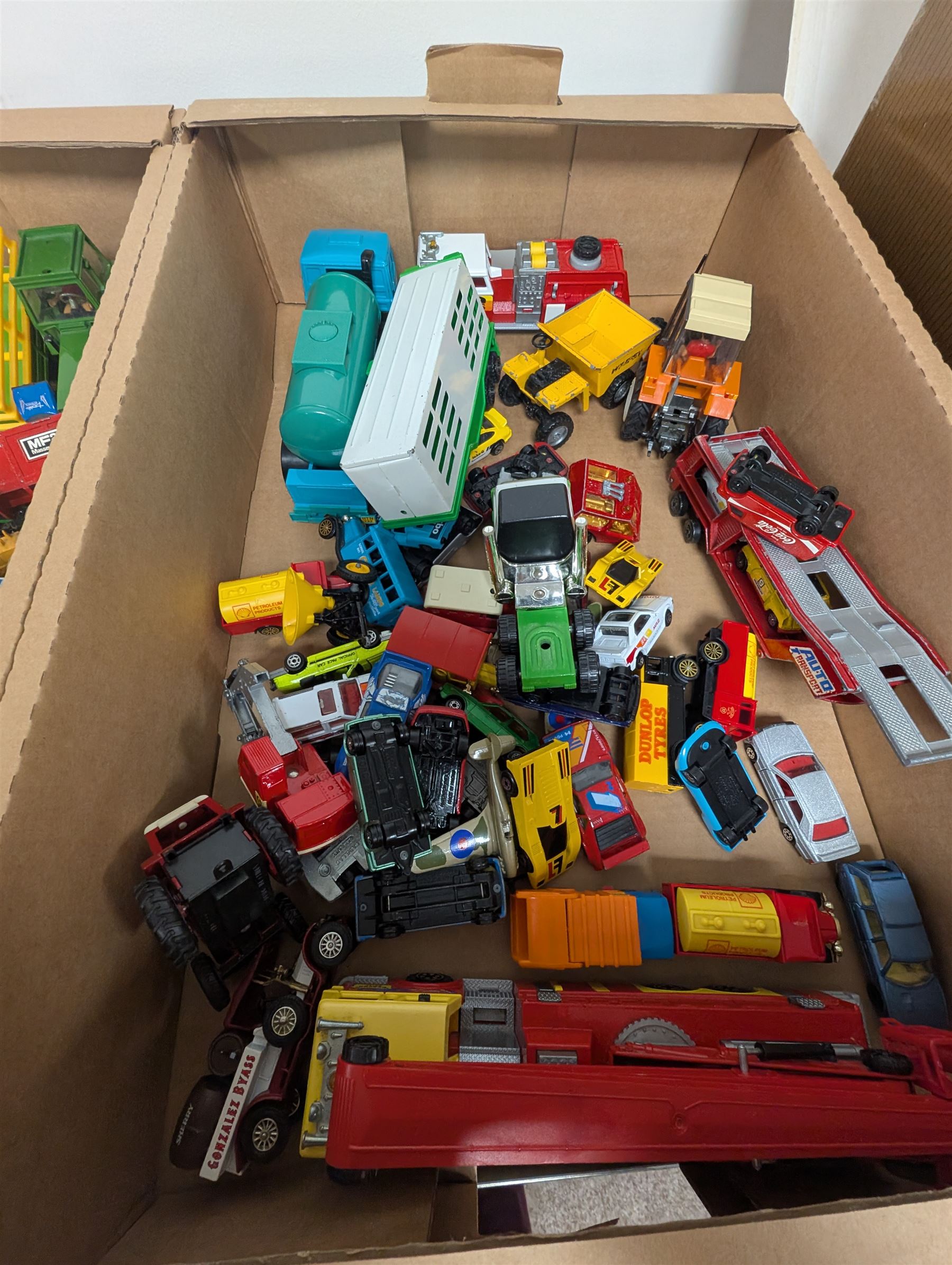 Collection of loose diecast vehicles including Dinky, Corgi, 
Matchbox, etc