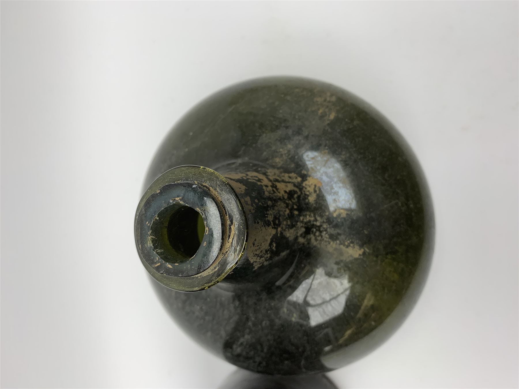 18th century green glass bottle, of onion form, H15cm, together with an 18th century green glass wine bottle, with seal depicting a boar beneath a crown, probably the Edgcumbe Crest, H27cm